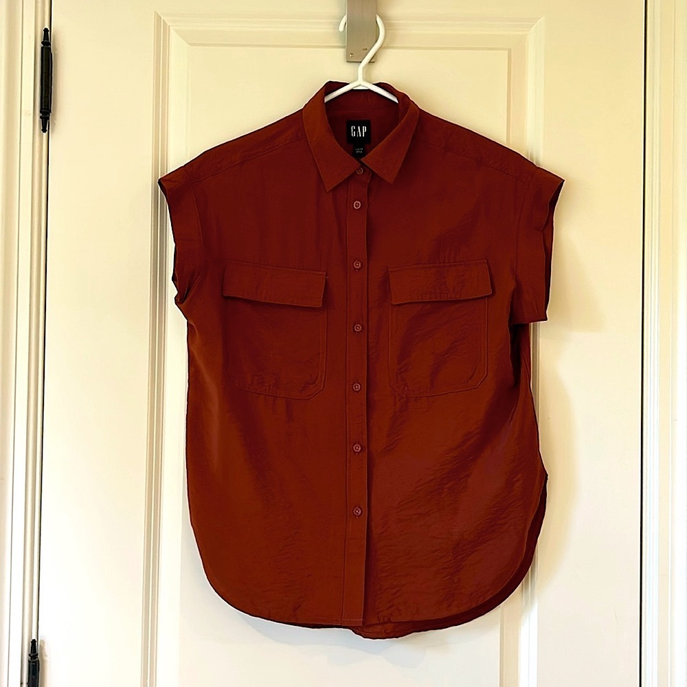 Rust color, sleeveless shirt